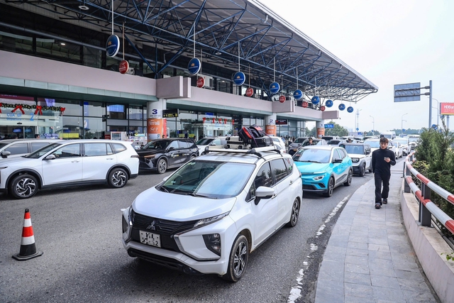 Cảnh báo xe dù, cò mồi tại sân bay Nội Bài: Cẩn thận những lời mời chào từ người lạ- Ảnh 2.