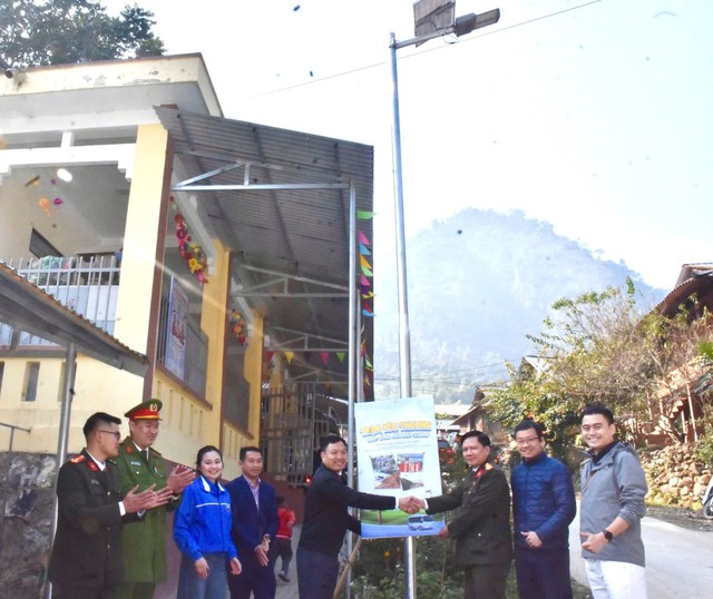 Hành trình mang hơi ấm và ánh sáng đến với đồng bào vùng cao Thanh Hóa- Ảnh 6.