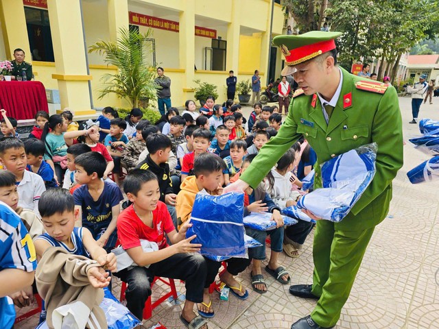 Hành trình mang hơi ấm và ánh sáng đến với đồng bào vùng cao Thanh Hóa- Ảnh 1.