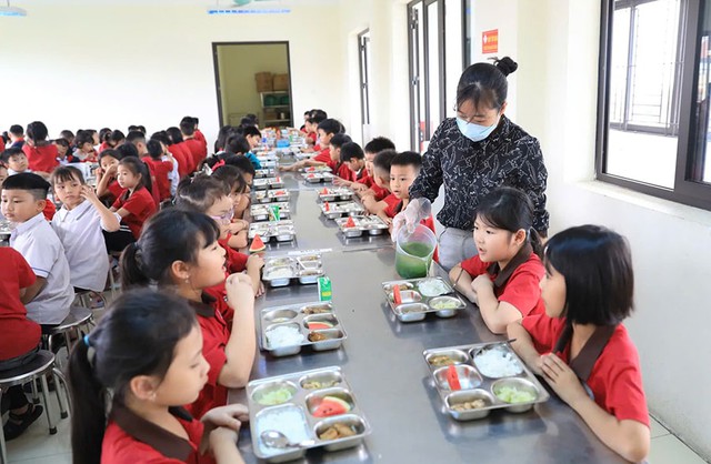 Bữa ăn học đường vùng khó khăn: Khi trẻ mới chỉ được ‘ăn no’ chứ chưa được ‘ăn đủ’- Ảnh 1.