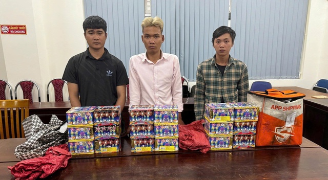 TPHCM: Triệt phá hàng loạt đường dây thuốc lá lậu, pháo nổ dịp Tết- Ảnh 5.