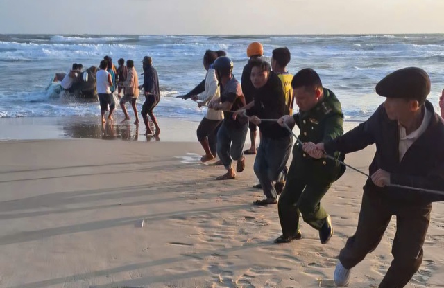 Sóng đánh chìm ghe làm một ngư dân mất tích- Ảnh 1.