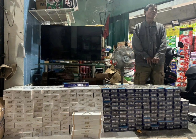 TPHCM: Triệt phá hàng loạt đường dây thuốc lá lậu, pháo nổ dịp Tết- Ảnh 1.