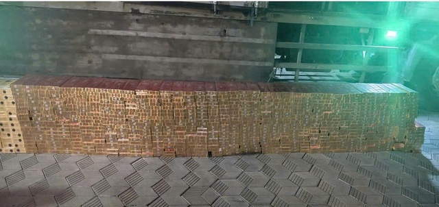 TPHCM: Triệt phá hàng loạt đường dây thuốc lá lậu, pháo nổ dịp Tết- Ảnh 3.