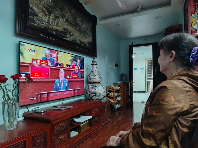 Người dân háo hức theo dõi khai mạc Đại hội Đảng qua truyền hình trực tiếp- Ảnh 4.