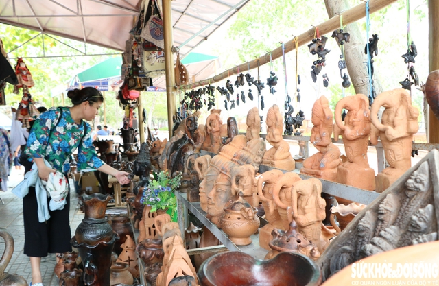 Độc đáo nghề 'làm bằng tay, xoay bằng mông' của người Chăm ở Khánh Hòa- Ảnh 3. Độc đáo nghề 'làm bằng tay, xoay bằng mông' của người Chăm ở Khánh Hòa- Ảnh 3.