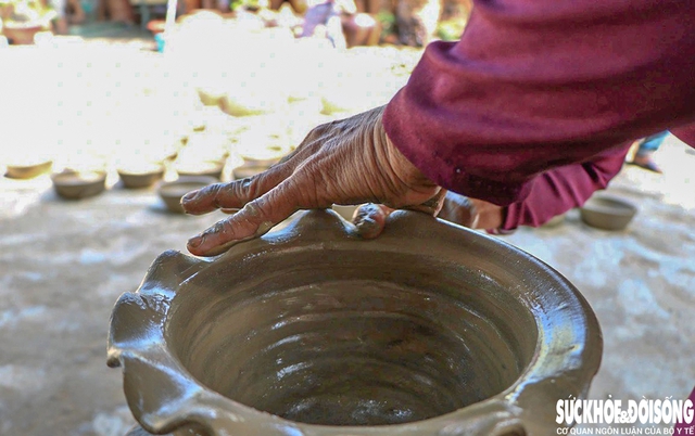 Độc đáo nghề 'làm bằng tay, xoay bằng mông' của người Chăm ở Khánh Hòa- Ảnh 2. Độc đáo nghề 'làm bằng tay, xoay bằng mông' của người Chăm ở Khánh Hòa- Ảnh 2.