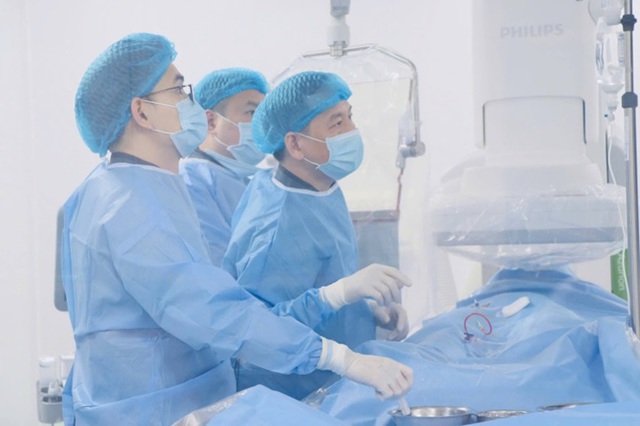 Nữ bệnh nhân Campuchia tìm đến Việt Nam điều trị can thiệp ít xâm lấn- Ảnh 2.