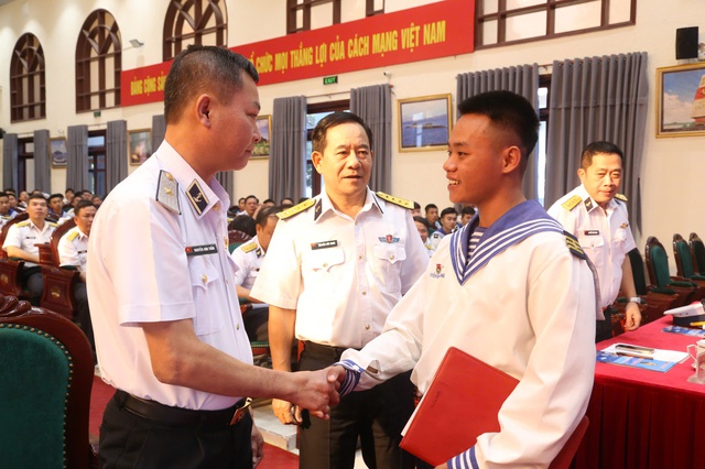 Vùng 4 Hải quân tuyên dương lực lượng khắc phục hậu quả mưa lũ- Ảnh 2.