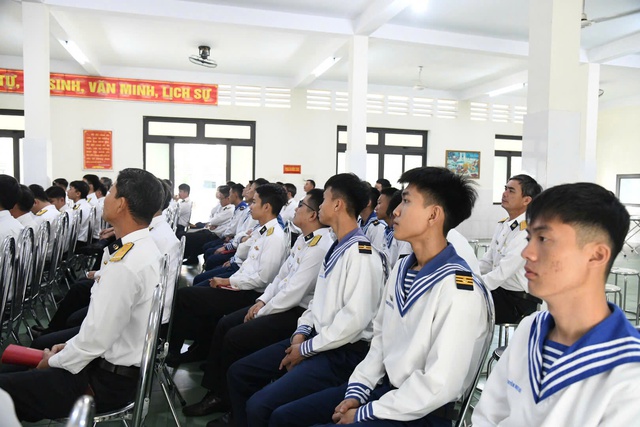 Cán bộ, chiến sĩ Hải quân phấn khởi theo dõi Đại hội XIV của Đảng qua truyền hình- Ảnh 3.