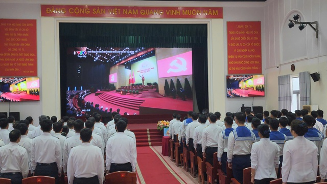 Cán bộ, chiến sĩ Hải quân phấn khởi theo dõi Đại hội XIV của Đảng qua truyền hình- Ảnh 1.