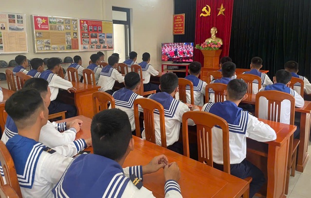 Cán bộ, chiến sĩ Hải quân phấn khởi theo dõi Đại hội XIV của Đảng qua truyền hình- Ảnh 2.