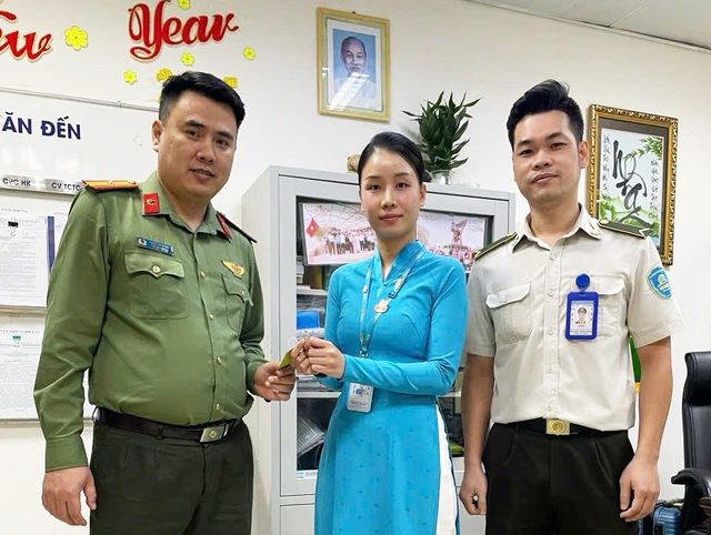 Kịp thời tìm lại nhẫn kim cương bị thất lạc trong khay đựng đồ ở sân bay Đà Nẵng- Ảnh 1.