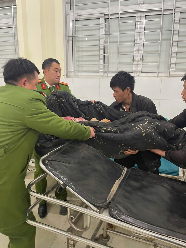 Chạy đua với thời gian, Công an xã đưa sản phụ bị đá đè trúng đi cấp cứu- Ảnh 1.