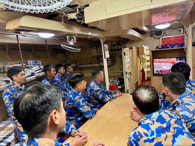 Cán bộ, chiến sĩ Hải quân phấn khởi theo dõi Đại hội XIV của Đảng qua truyền hình- Ảnh 4.