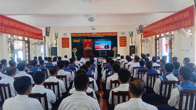 Cán bộ, chiến sĩ Hải quân phấn khởi theo dõi Đại hội XIV của Đảng qua truyền hình- Ảnh 5.