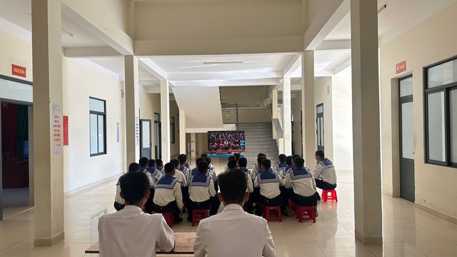 Cán bộ, chiến sĩ Hải quân phấn khởi theo dõi Đại hội XIV của Đảng qua truyền hình- Ảnh 6.