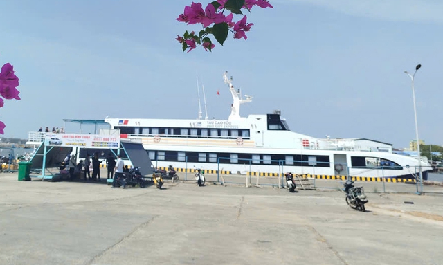 Tàu cao tốc giường nằm duy nhất kết nối đất liền với đặc khu Phú Quý- Ảnh 1.