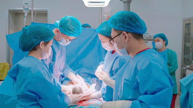 Kỳ tích tại PhenikaaMec giữ thai sinh ba tự nhiên cho sản phụ suy giảm dự trữ buồng trứng nặng- Ảnh 2.