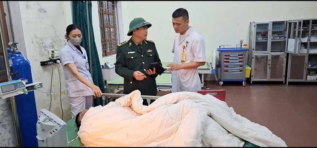 Cứu hộ kịp thời hai ngư dân trôi dạt trên biển Cửa Lò- Ảnh 1.