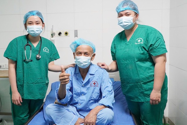 Người bệnh 66 tuổi mắc đa u tủy xương hồi phục sau ghép tế bào gốc tự thân- Ảnh 1.