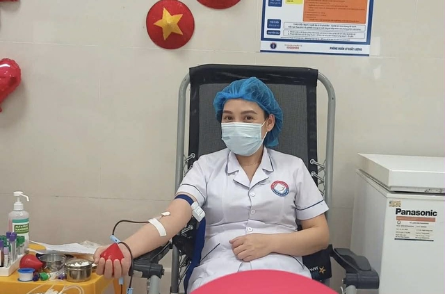 Nhân viên y tế hiến máu kịp thời, cứu sống bệnh nhân đa chấn thương nguy kịch- Ảnh 1.