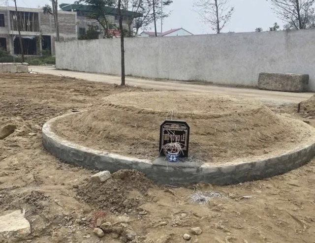 Đất có sổ đỏ nhưng bất ngờ phát hiện ngôi mộ, chủ nhà phải làm gì?- Ảnh 1.