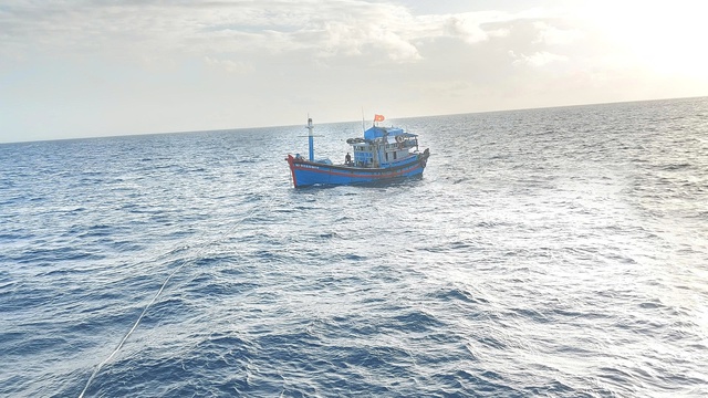 Cứu tàu cá KH 92259 TS cùng 8 thuyền viên gặp nạn trên biển- Ảnh 2.