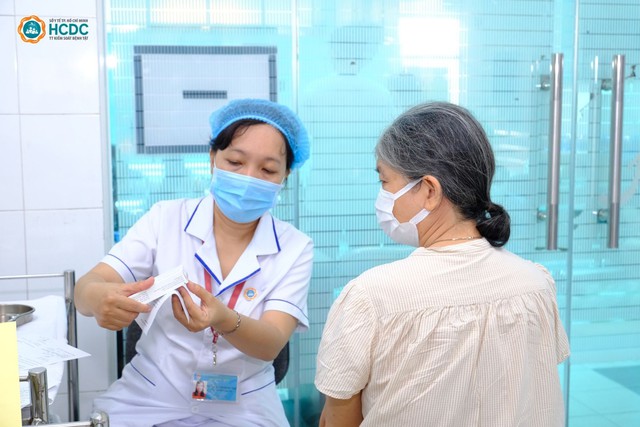 Phòng ngừa cúm bằng vắc xin: lá chắn cho tuổi vàng khỏe mạnh- Ảnh 3. Phòng ngừa cúm bằng vắc xin: lá chắn cho tuổi vàng khỏe mạnh- Ảnh 3.