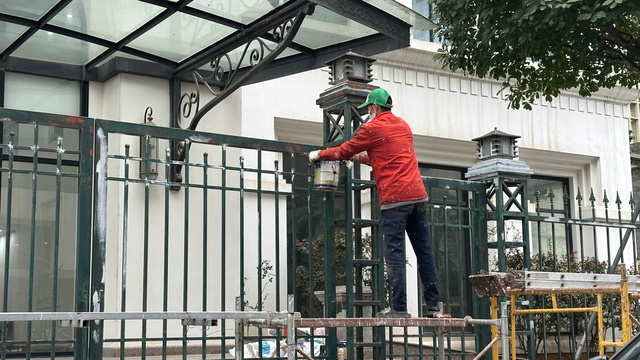 Giá rét cắt da, người lao động nhọc nhằn mưu sinh trên từng góc phố Hà Nội- Ảnh 2.