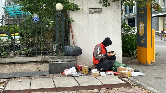 Giá rét cắt da, người lao động nhọc nhằn mưu sinh trên từng góc phố Hà Nội- Ảnh 3.