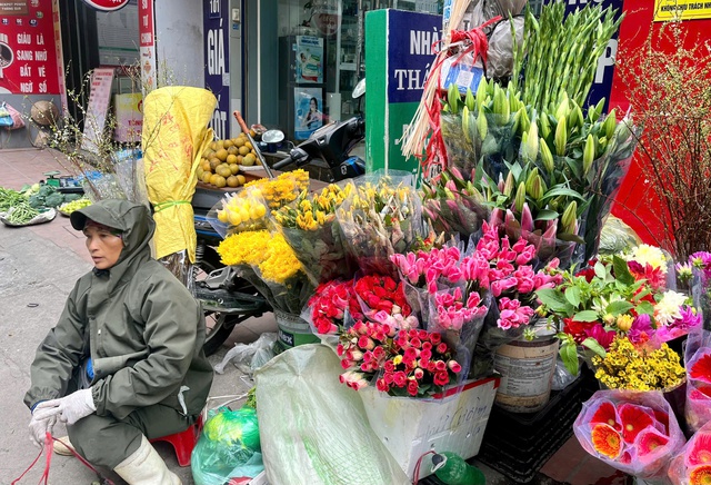 Giá rét cắt da, người lao động nhọc nhằn mưu sinh trên từng góc phố Hà Nội- Ảnh 4.