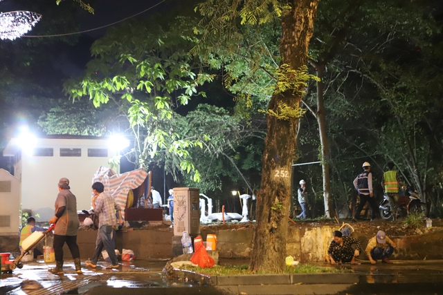 Công nhân xuyên đêm 'thay áo mới' khu 'đất vàng' ở TPHCM trước Tết- Ảnh 1. Công nhân xuyên đêm 'thay áo mới' khu 'đất vàng' ở TPHCM trước Tết- Ảnh 1.