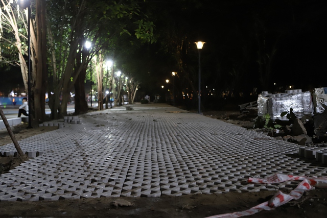 Công nhân xuyên đêm 'thay áo mới' khu 'đất vàng' ở TPHCM trước Tết- Ảnh 2. Công nhân xuyên đêm 'thay áo mới' khu 'đất vàng' ở TPHCM trước Tết- Ảnh 2.