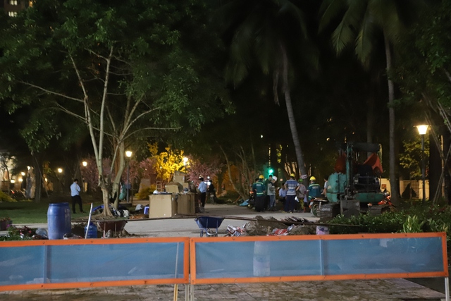 Công nhân xuyên đêm 'thay áo mới' khu 'đất vàng' ở TPHCM trước Tết- Ảnh 3. Công nhân xuyên đêm 'thay áo mới' khu 'đất vàng' ở TPHCM trước Tết- Ảnh 3.