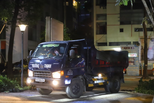 Công nhân xuyên đêm 'thay áo mới' khu 'đất vàng' ở TPHCM trước Tết- Ảnh 4. Công nhân xuyên đêm 'thay áo mới' khu 'đất vàng' ở TPHCM trước Tết- Ảnh 4.