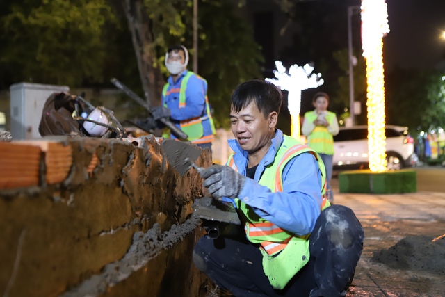 Công nhân xuyên đêm 'thay áo mới' khu 'đất vàng' ở TPHCM trước Tết- Ảnh 6. Công nhân xuyên đêm 'thay áo mới' khu 'đất vàng' ở TPHCM trước Tết- Ảnh 6.