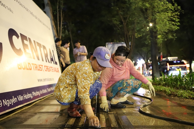 Công nhân xuyên đêm 'thay áo mới' khu 'đất vàng' ở TPHCM trước Tết- Ảnh 7. Công nhân xuyên đêm 'thay áo mới' khu 'đất vàng' ở TPHCM trước Tết- Ảnh 7.