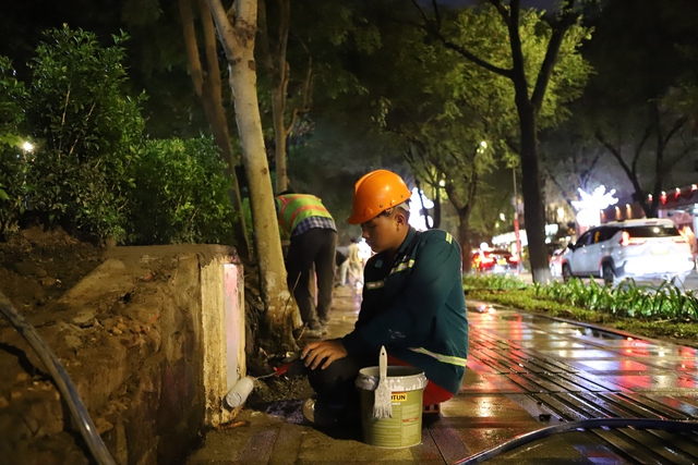 Công nhân xuyên đêm 'thay áo mới' khu 'đất vàng' ở TPHCM trước Tết- Ảnh 8. Công nhân xuyên đêm 'thay áo mới' khu 'đất vàng' ở TPHCM trước Tết- Ảnh 8.