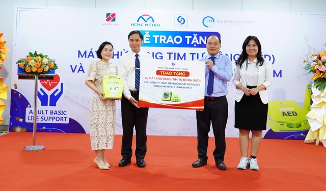 TPHCM triển khai  máy khử rung tim tự động (AED) tại tuyến Metro số 1- Ảnh 1.