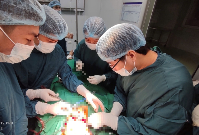 Cứu sống bệnh nhân nguy kịch có vết thương nghiêm trọng vùng cổ- Ảnh 2.