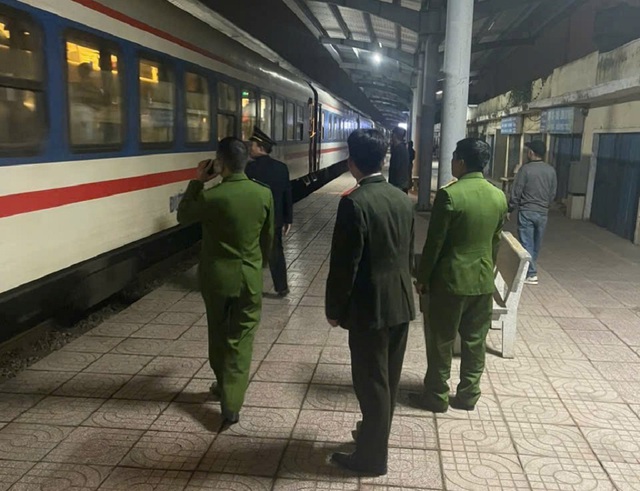 Giải cứu thiếu nữ 16 tuổi bị 'bắt cóc online' khi đang trên tàu Bắc - Nam- Ảnh 1. Giải cứu thiếu nữ 16 tuổi bị 'bắt cóc online' khi đang trên tàu Bắc - Nam- Ảnh 1.