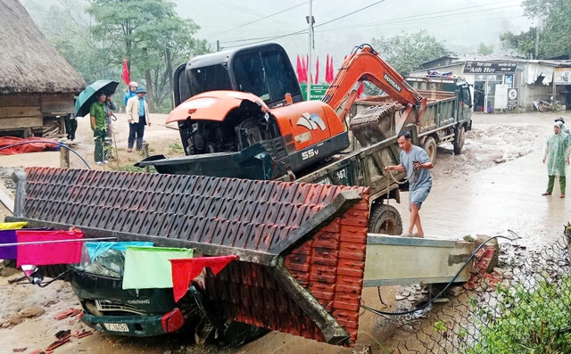 Xe tải chở xe múc làm sập cổng chào, 2 người trong cabin tử vong- Ảnh 1. Xe tải chở xe múc làm sập cổng chào, 2 người trong cabin tử vong- Ảnh 1.