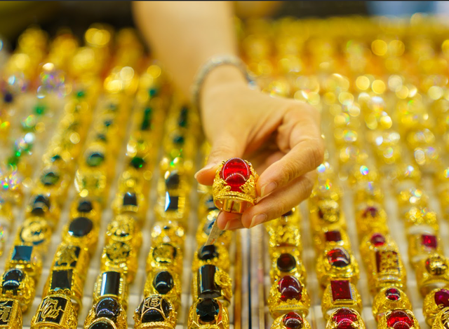 Giá vàng hôm nay ngày 24/1 tăng rất mạnh phá đỉnh- Ảnh 1.