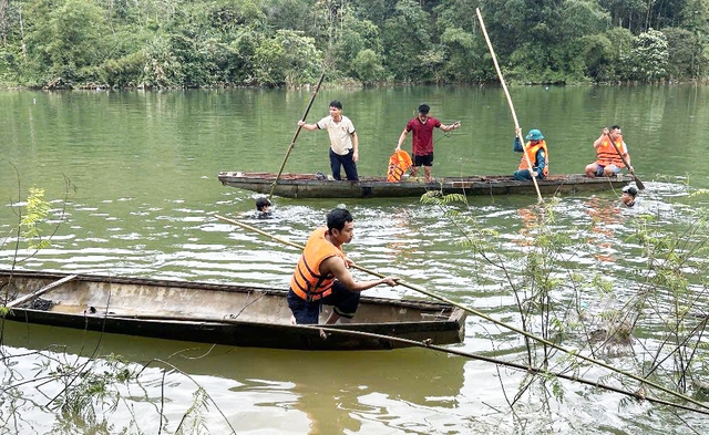Lật ghe khi đi đánh cá cùng cha, cháu bé 13 tuổi tử vong- Ảnh 1.