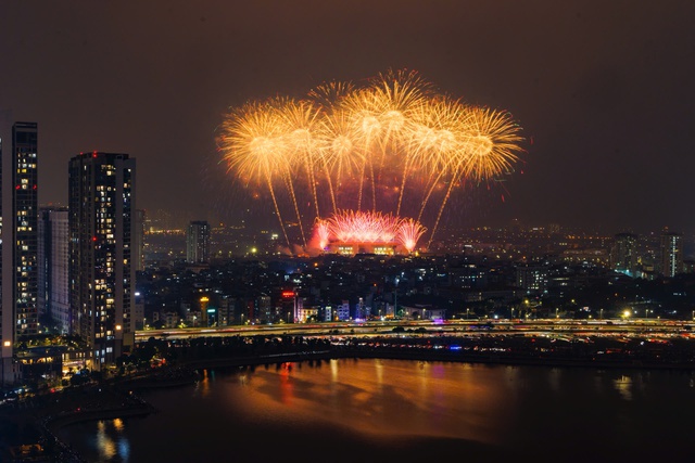 Không cần đợi giao thừa, 'vua pháo hoa' Sun Group khiến Mỹ Đình rực sáng như lễ hội pháo hoa thế giới- Ảnh 12.