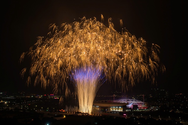 Không cần đợi giao thừa, 'vua pháo hoa' Sun Group khiến Mỹ Đình rực sáng như lễ hội pháo hoa thế giới- Ảnh 9.