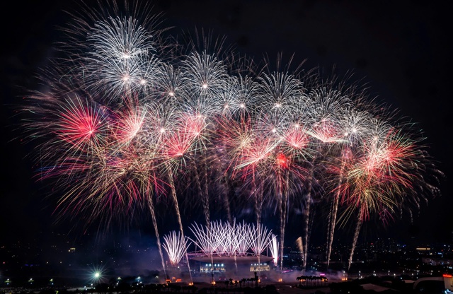 Không cần đợi giao thừa, 'vua pháo hoa' Sun Group khiến Mỹ Đình rực sáng như lễ hội pháo hoa thế giới- Ảnh 6.