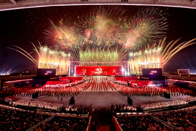 Không cần đợi giao thừa, 'vua pháo hoa' Sun Group khiến Mỹ Đình rực sáng như lễ hội pháo hoa thế giới- Ảnh 2.
