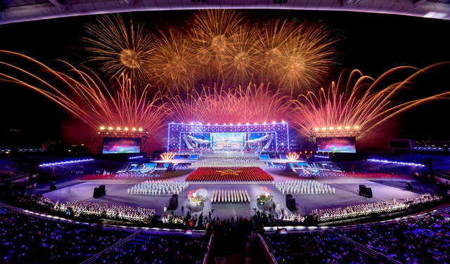 Không cần đợi giao thừa, 'vua pháo hoa' Sun Group khiến Mỹ Đình rực sáng như lễ hội pháo hoa thế giới- Ảnh 4.